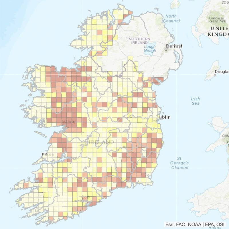 Карта распределения радона по регионам Ирландии. Оранжевыми клетками обозначены территории, где более чем в 10% домов превышена концентрация радона, красными — те места, где больше 20% зданий заражены радоном. Источник: Epa.ie