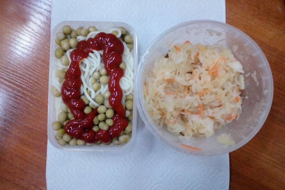 На обед были спагетти, консервированный зеленый горошек и немного квашеной капусты