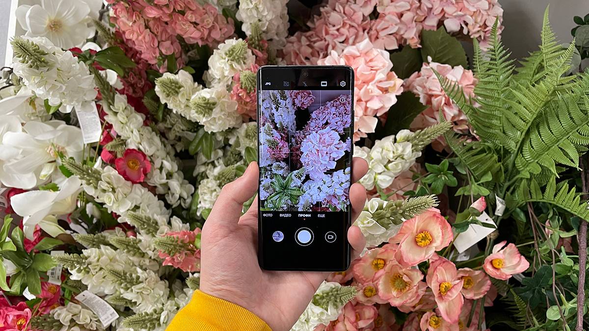 При диагонали 6,6 дюйма P50 Pro не назвать компактным, но он и не огромный — одной рукой удержать его вполне реально