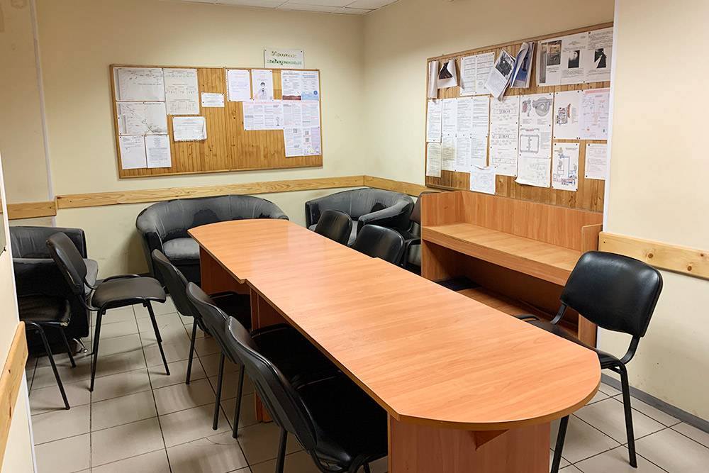 Стандартная комната приема пищи в линейном пункте на станции «Технологический институт». На фотографии не видно, но тут на самом деле есть холодильник, чайник, кулер и микроволновка