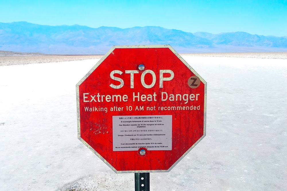 Этот знак установлен на локации Badwater Basin в Долине Смерти. Там на разных языках говорится об опасности прогулок после 10 утра из-за экстремально высокой температуры воздуха