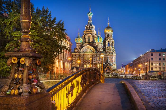 В свете огней Петербург кажется еще красивее. Фото: Baturina Yulia / Shutterstock
