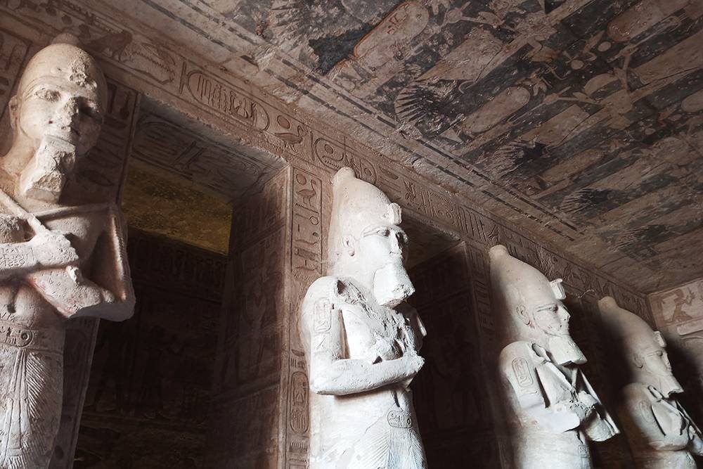 Колонны-статуи Рамсеса Второго в первом зале храма