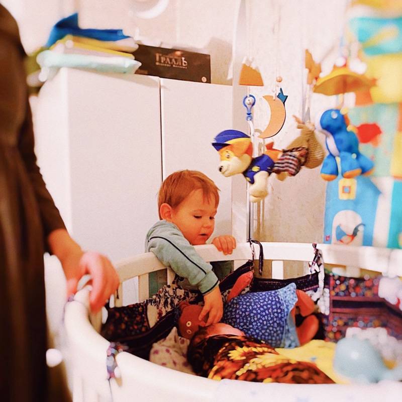 На этой фотографии я стою рядом с кроваткой не случайно: пока сын гладит сестру по голове, я слежу, чтобы он не нажал ей на родничок и случайно не ударил игрушками