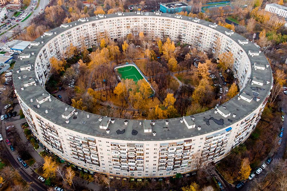В Очаково-Матвеевском находится знаменитый дом-кольцо. Источник: Maria Passer / Shutterstock