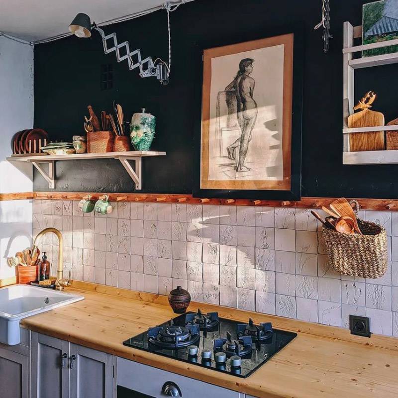 Мелкая плитка хорошо смотрится в небольших кухнях: это позвляет создать красивый паттерн. При желании плитке можно придать индивидуальность и сделать ее самостоятельно и в своем дизайне