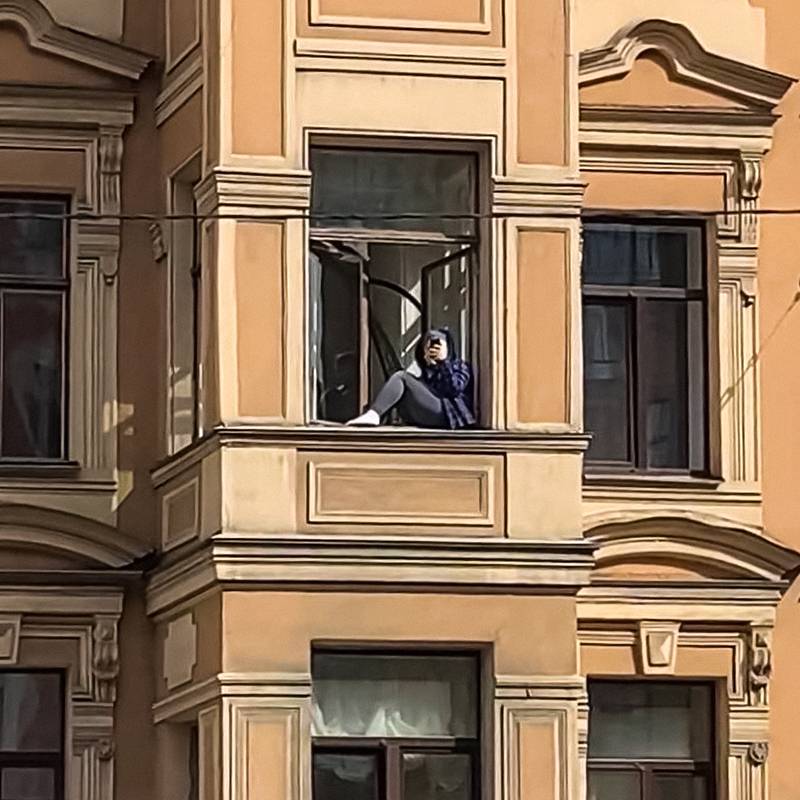 В теплую погоду можно раскрыть окно настежь и сидеть на подоконнике. Все лето я принимаю солнечные ванны, лежа на раме