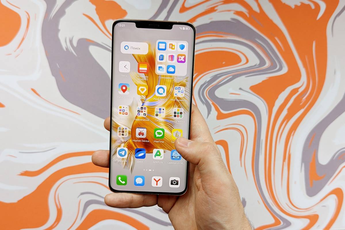 При&nbsp;первом включении у Mate 50 Pro целых три рабочих стола забиты иконками и папками. На этом фото я сам установил только «Телеграм», Тинькофф и APK Pure