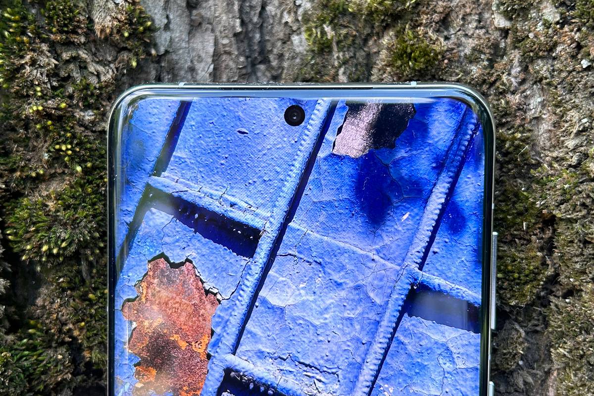 Боковые грани изогнуты меньше, чем у моделей прошлых лет. В этом P60&nbsp;Pro схож с Samsung Galaxy&nbsp;S23 Ultra