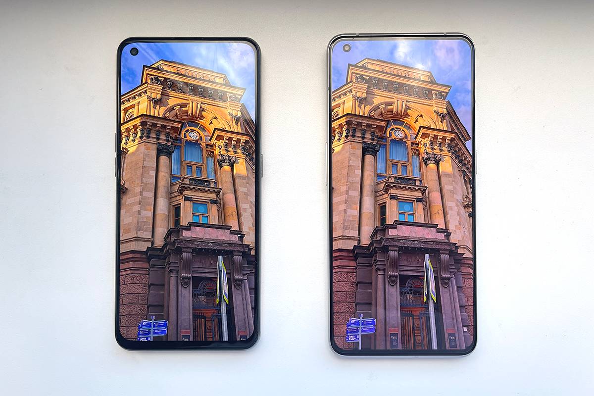 Слева Realme&nbsp;GT 5G (2021), справа — Realme&nbsp;GT2&nbsp;Pro (2022). Новый смартфон точнее передает цвета, а из-за увеличенной яркости в нем не видно отражение из окна