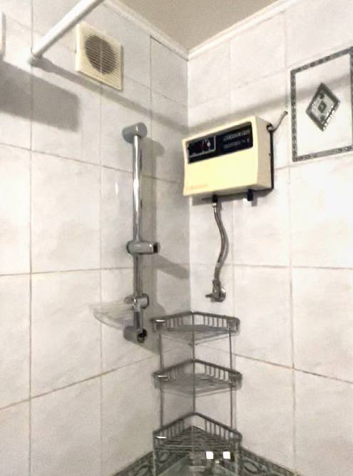 На стене старый проточный водонагреватель — на случай, когда летом отключают горячую воду для&nbsp;техобслуживания