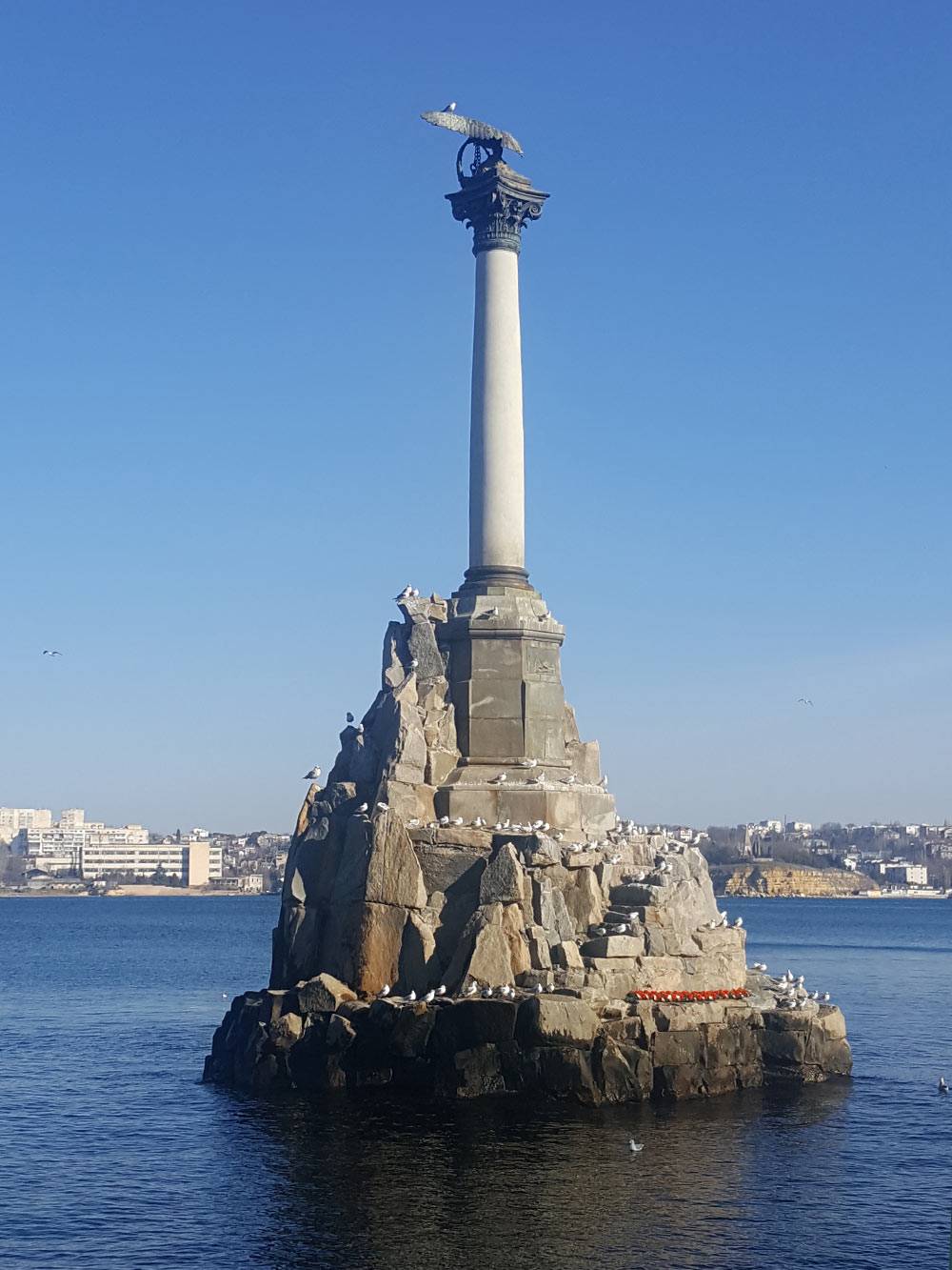 Памятник затопленным кораблям — один из символов города