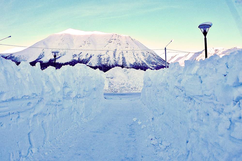 В Кировске выпадает так много снега, что можно строить коридоры