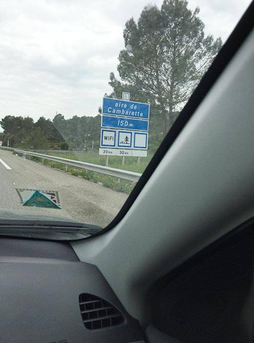 Франция. Указатель съезда на стоянку для&nbsp;отдыха через 150&nbsp;метров. На знаке написано, что следующая такая стоянка будет только через 30 километров