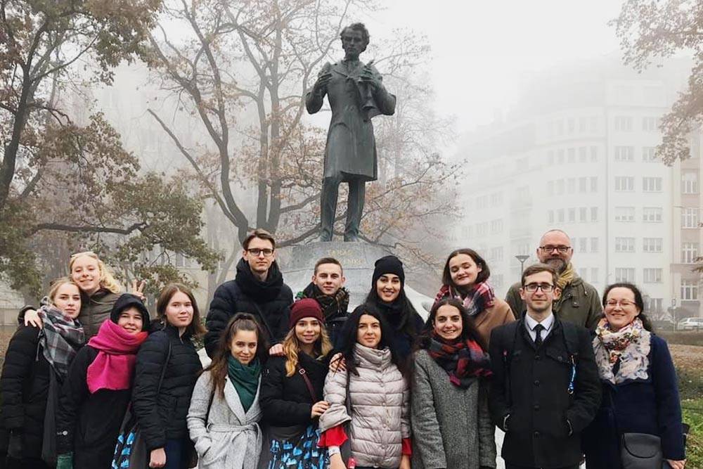 Наша группа на фоне памятника Тарасу Шевченко в Варшаве. Я четвертая слева