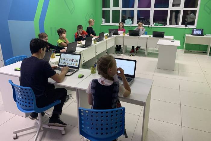 Так выглядит учебный класс школы программирования. Источник: juniorcode.net