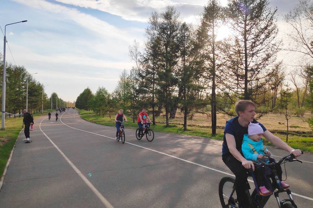 Летом на набережных и на острове Татышев берем велосипеды и ролики в прокат — стоит от 200 <span class=ruble>Р</span> в час. Есть велосипеды с детским креслом, чтобы кататься с ребенком
