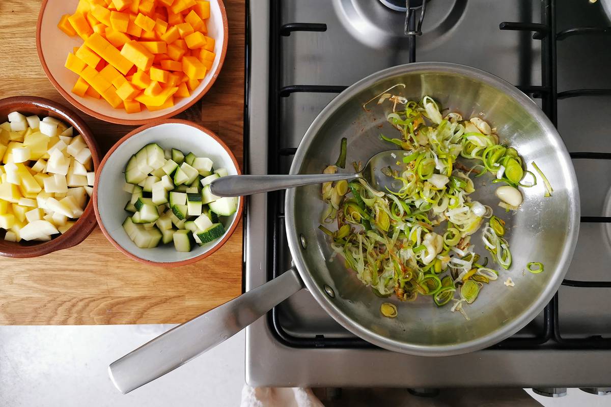 Сначала до мягкости обжарьте порей и чеснок, потом добавьте овощи