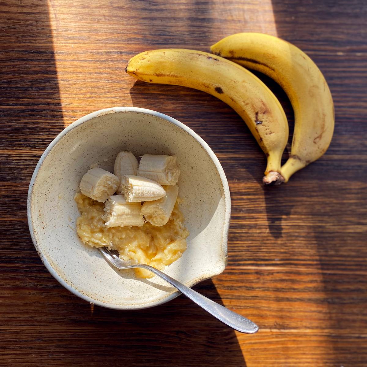 Более мягкие бананы используйте для&nbsp;теста, менее спелый оставьте для&nbsp;украшения