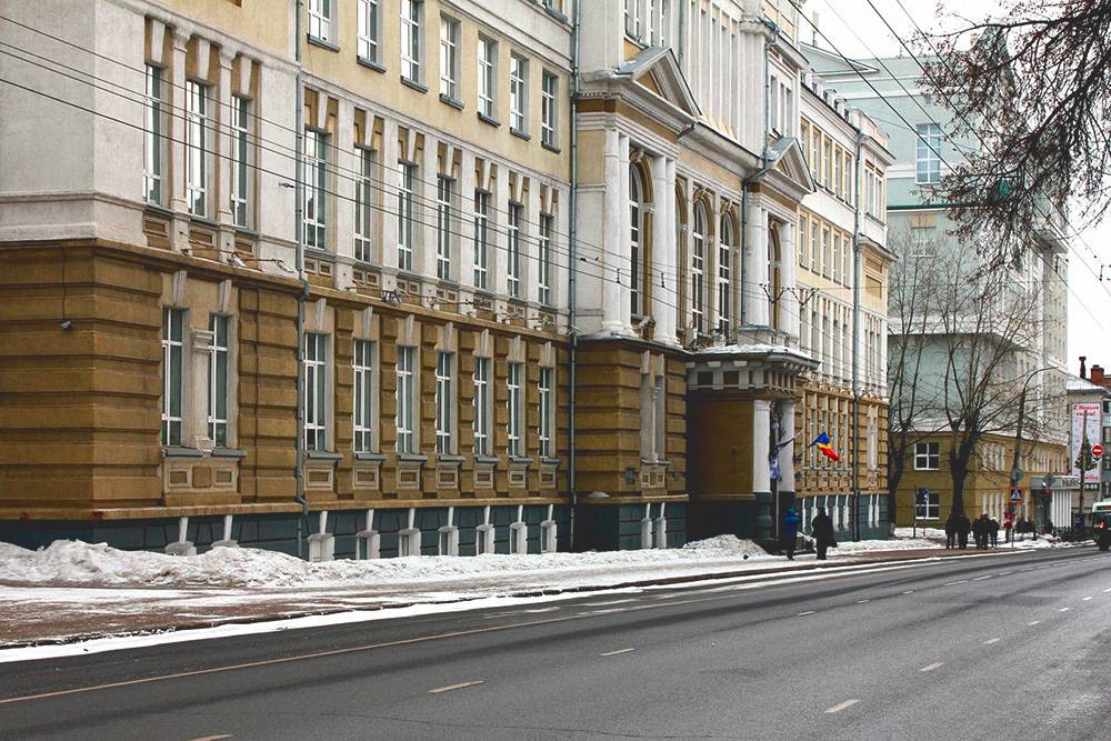 КГУ находится в самом центре города, на улице Радищева. Здание главного корпуса было построено еще в 1901 году