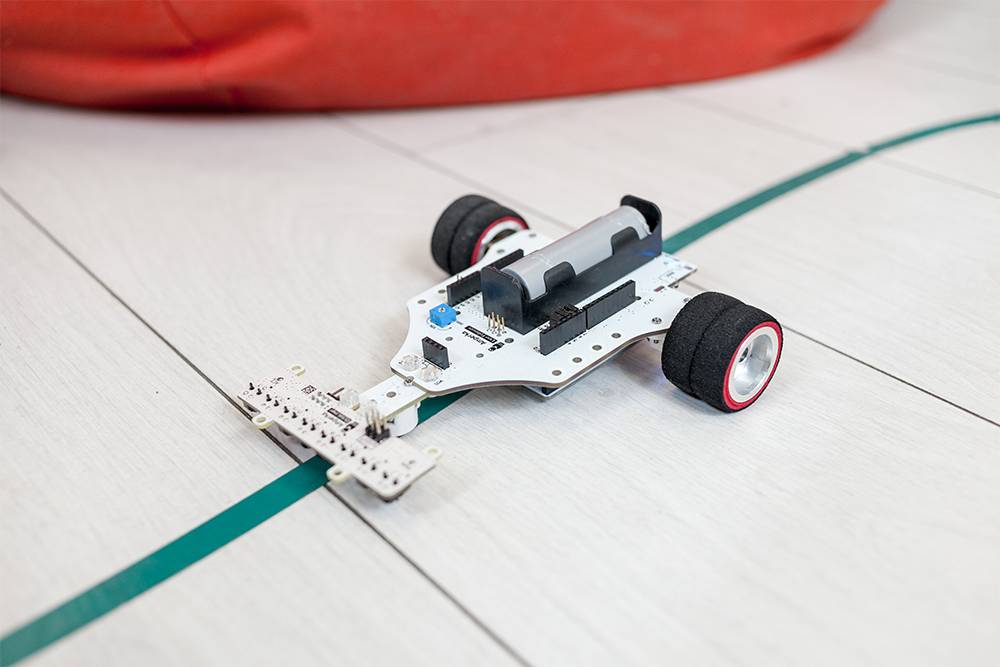 Прототип робота с датчиком линии: эта машинка умеет ездить по темной линии на светлом полу
