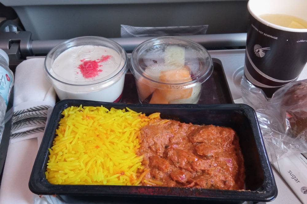 Так выглядел обед на рейсе Доха — Москва. Рис на сливочном масле, курица карри и свежая дыня были прекрасны