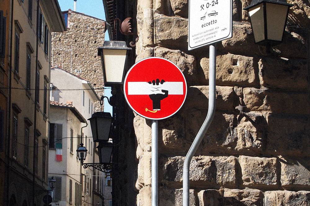 Во Флоренции много необычных дорожных знаков. Автор рисунков — французский художник Абрахам Клет. Если хотите рассмотреть другие знаки, загляните в его студию. Фото: Hugh/Flickr
