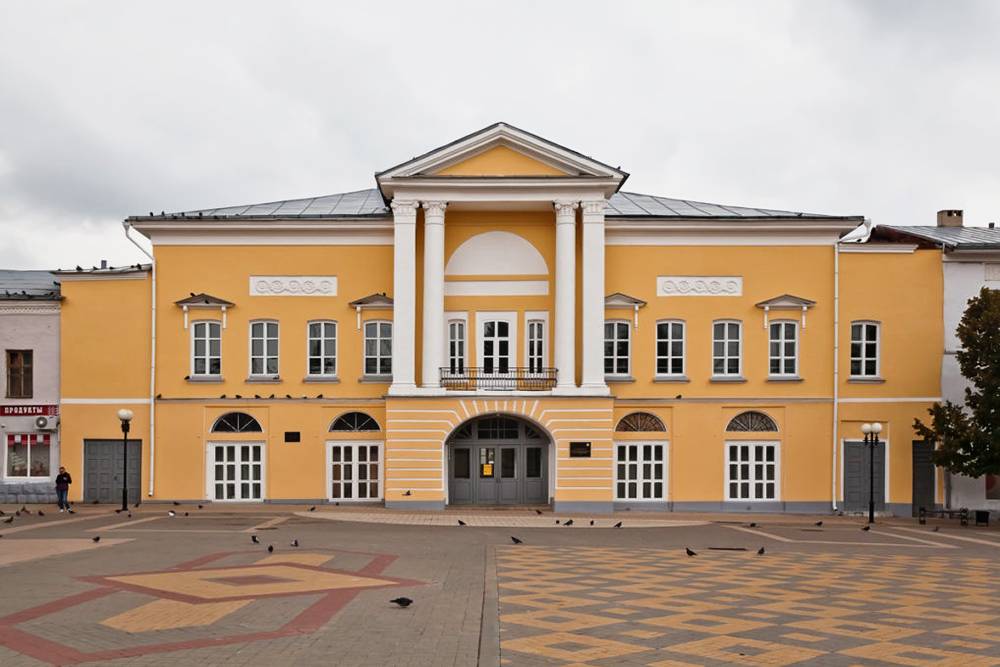 Здание дома № 94 больше напоминает провинциальный дворец или дворянскую усадьбу, хотя его строили под&nbsp;кинотеатр. Источник: bunin.eletsmuseum.ru