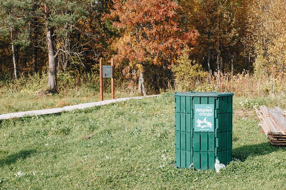 Уличный компостер для переработки пищевых отходов в деревне Морщихинская, Кенозерский национальный парк, Архангельская область