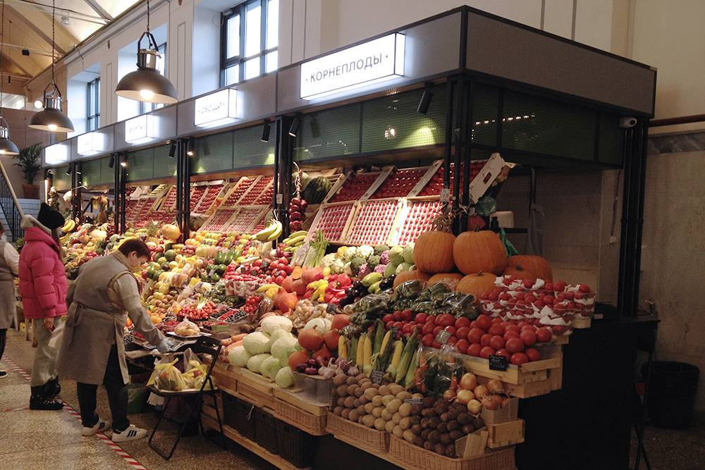 Необычные продукты, например римский салат, можно найти на рынке. На фото — обновленный Василеостровский рынок в Петербурге. Здесь вы также найдете прошутто — это особая итальянская ветчина — и пармезан годовой выдержки. Но будьте готовы к высоким ценам