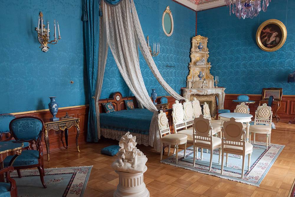 Парадные залы великолепны, но, на мой взгляд, жилые комнаты интереснее: в них понимаешь, как и чем жили обитатели дворца. Источник: natalya sterleva / Shutterstock