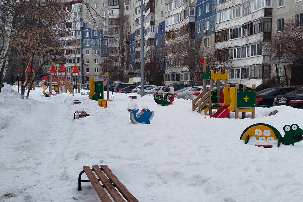 На фото площадка кажется небольшой, но она тянется вдоль семи подъездов