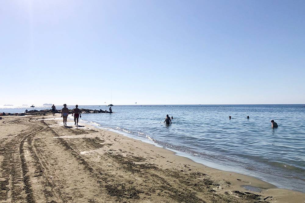 Летом перед работой успеваю съездить на пляж Дасуди в Лимасоле. В восемь утра тут в основном киприоты. Туристы подтягиваются позже