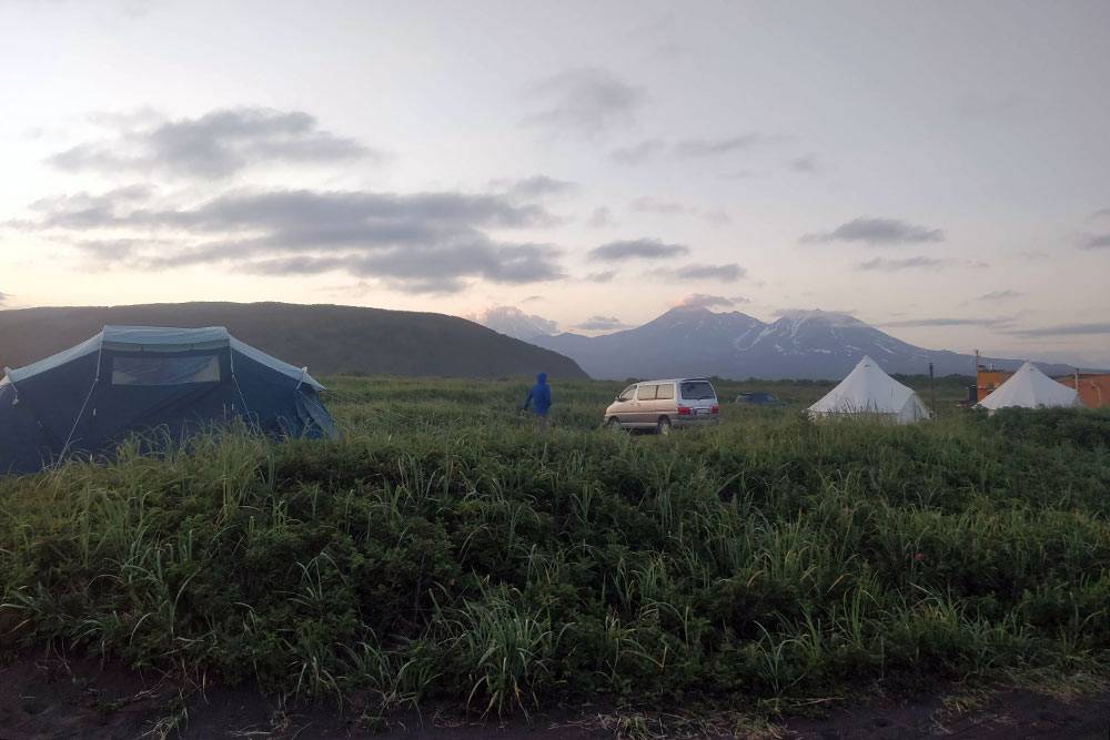 Слева — одна из&nbsp;наших палаток, справа — шатры глэмпинга. На&nbsp;заднем плане — Авачинская сопка и&nbsp;Козельский вулкан