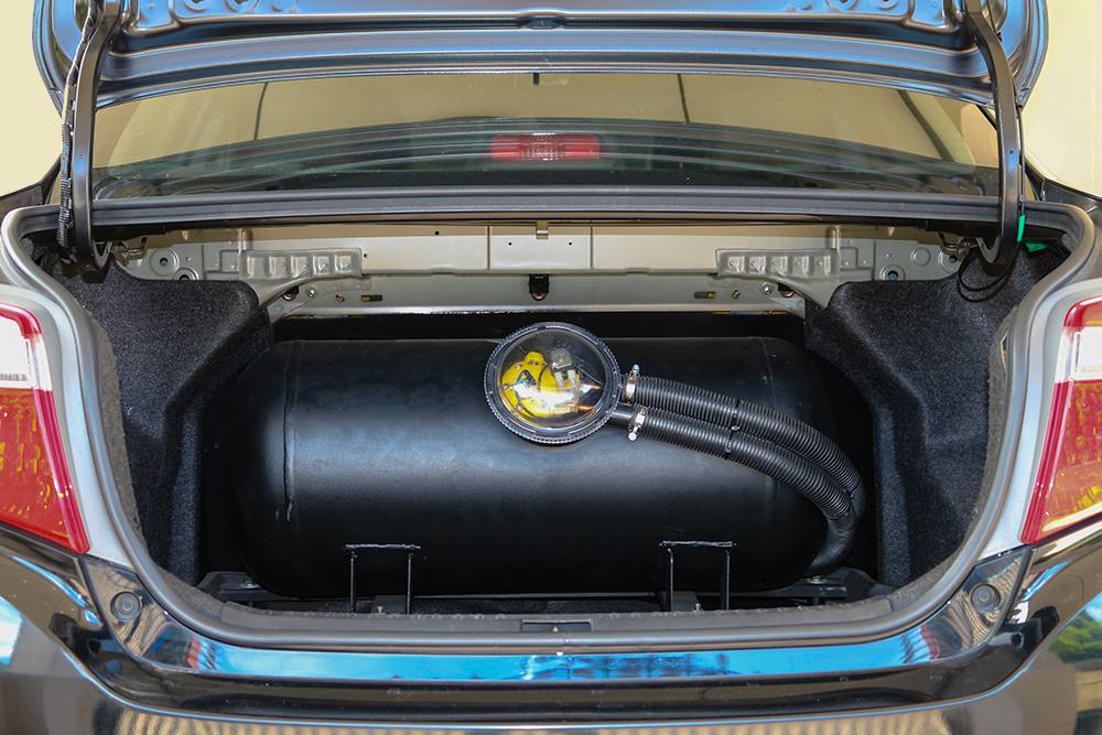 Вот так может выглядеть газовый баллон на 50 л в малолитражке. В багажнике почти не осталось свободного места даже для домкрата. Источник: Chadchawan thongsiri / Shutterstock
