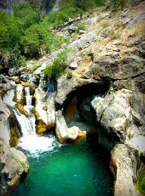 В каждом месте для купания указана глубина и температура воды