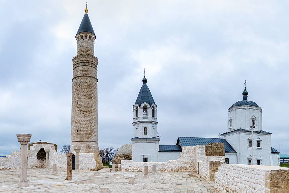 Успенская церковь и минарет Соборной мечети