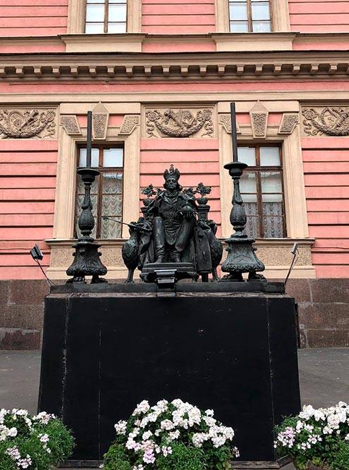 Михайловский замок построен как мощная крепость с большим рвом, наполненным водой, потому&nbsp;что Павел&nbsp;I боялся вооруженного восстания. Однако это не спасло императора. Он погиб в замке от рук своих&nbsp;же подданных