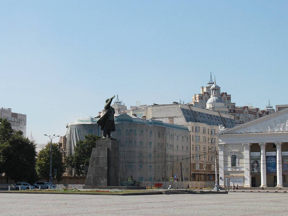 Площадь Ленина — центральная площадь города. На фото слева направо: здание администрации области, Ленин, Театр оперы и балета. Всё выглядит пустынно, потому что снято в воскресенье утром