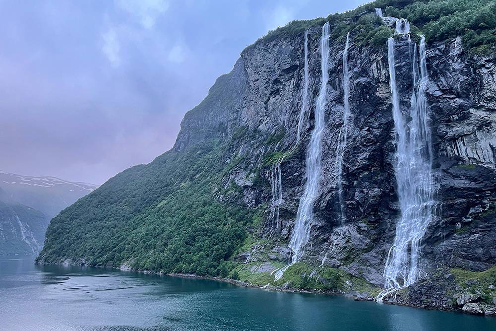 Водопады Семь Сестер в Гейрангер-фьорде