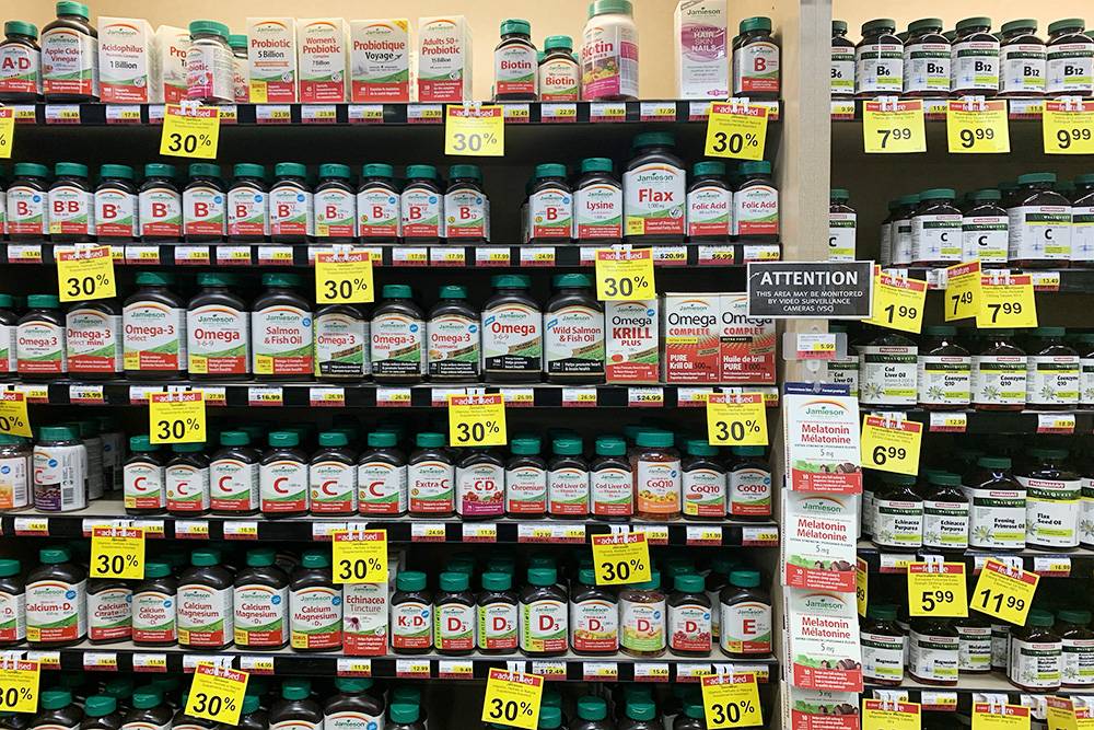 Без рецепта в канадских аптеках можно купить только что-то очень простое вроде таблеток от простуды или&nbsp;головной боли, а еще витамины