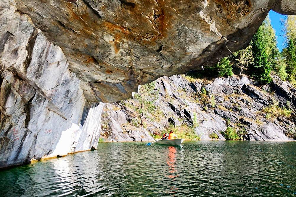 На лодках можно заплывать в пещеры, которые не видны сверху. Фото: Григорий Мартишин