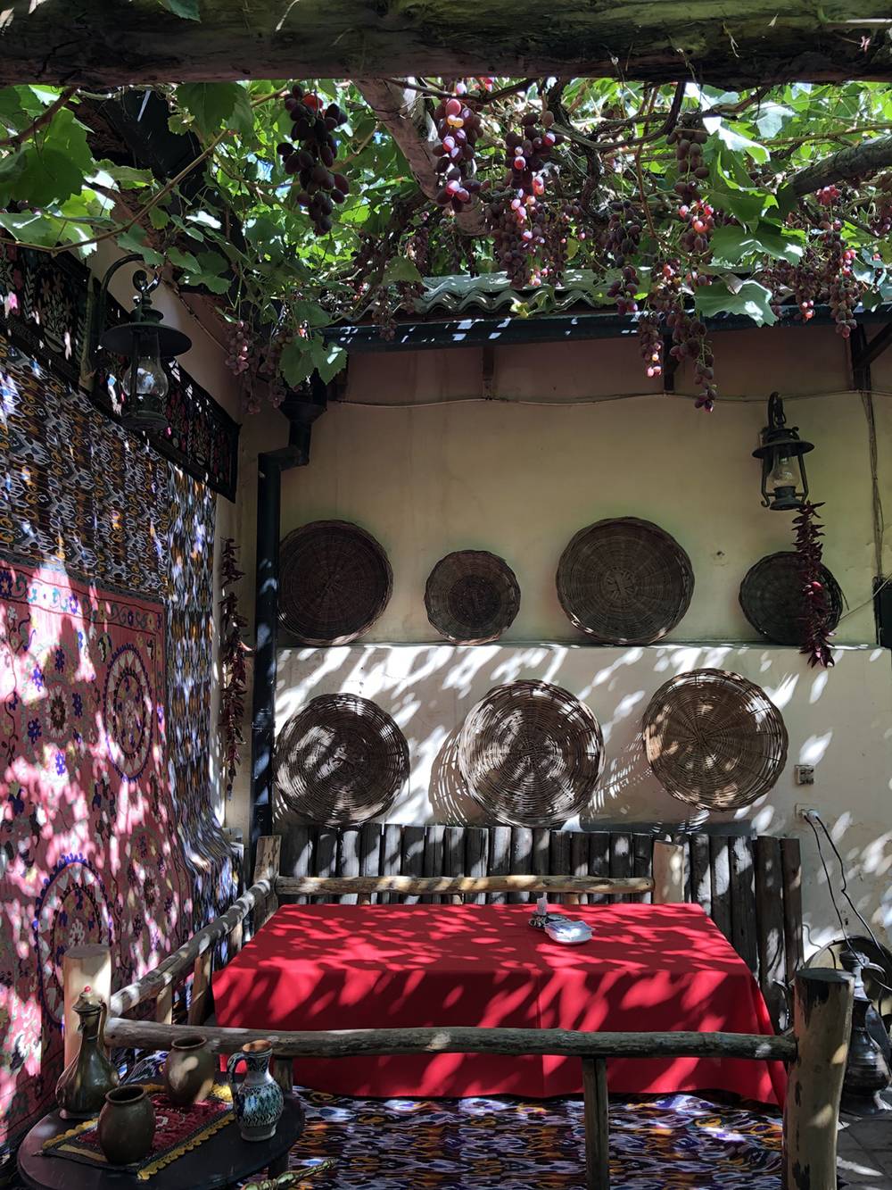 Топчан во дворе ресторана «Караван» под&nbsp;сенью винограда и августовскими бликами солнца