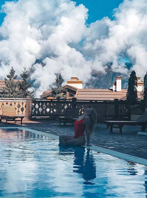 В конце сентября спа-зону отеля «Поляна 1389» планировали открыть и для остальных, но на момент публикации туда пускают только гостей отеля. Источник: gazprom_resort / Instagram