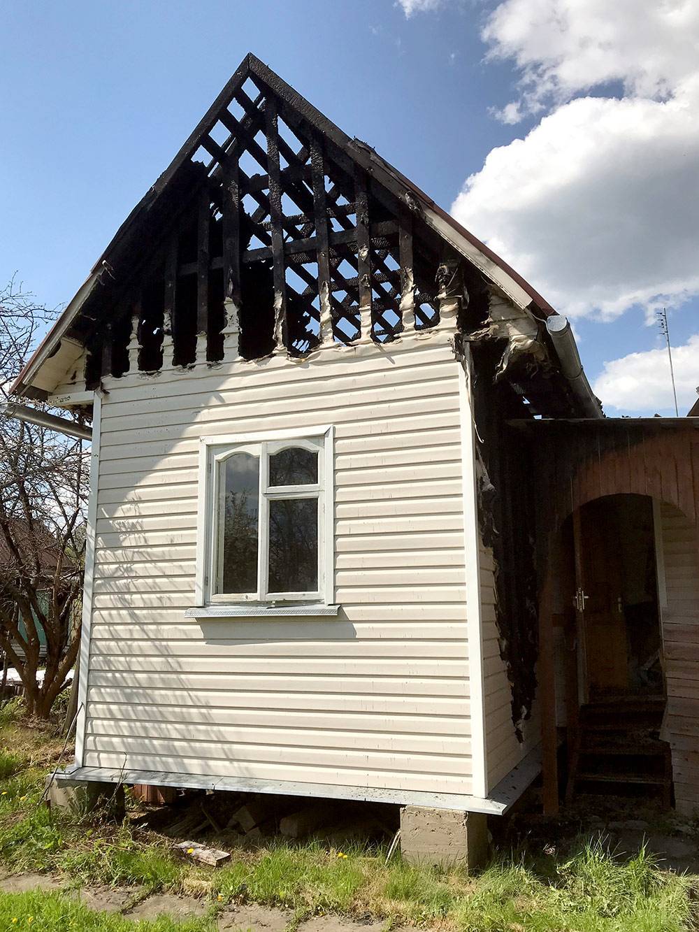 Сгорел дом: порядок действий после пожара