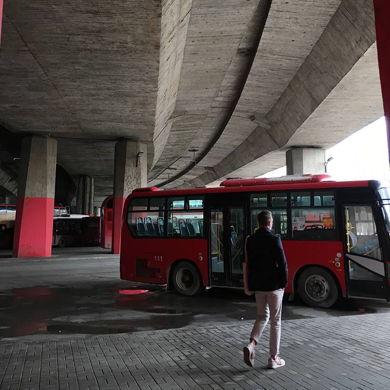 В Скопье развит городской транспорт. Особенно удивляют двухэтажные китайские автобусы, которые пародируют легендарные лондонские даблдекеры