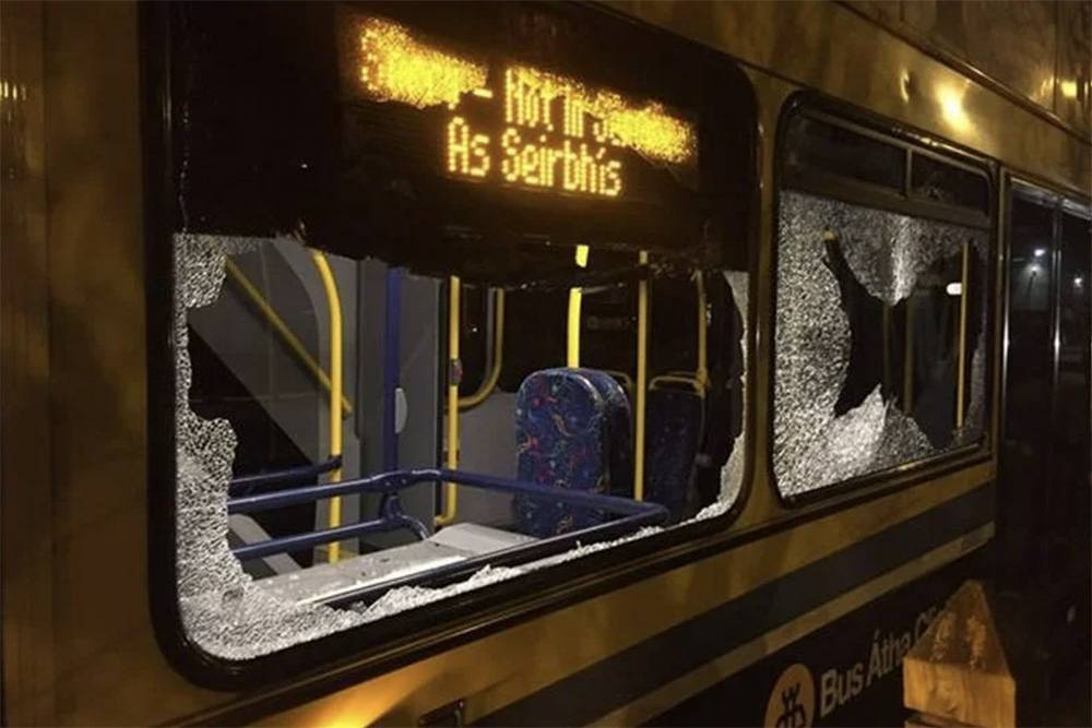 Подростки могут закидать автобус камнями. Источник: Dublinlive.ie