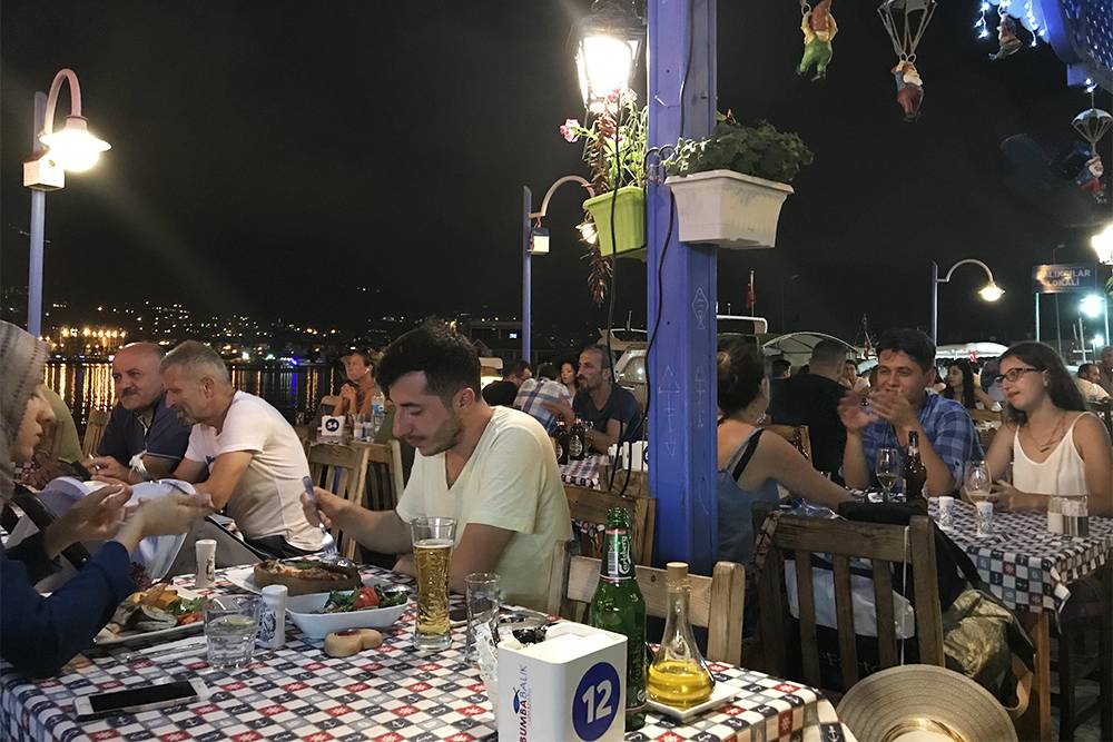 Ресторан Bumbabalık по стилю напоминает греческие кафе