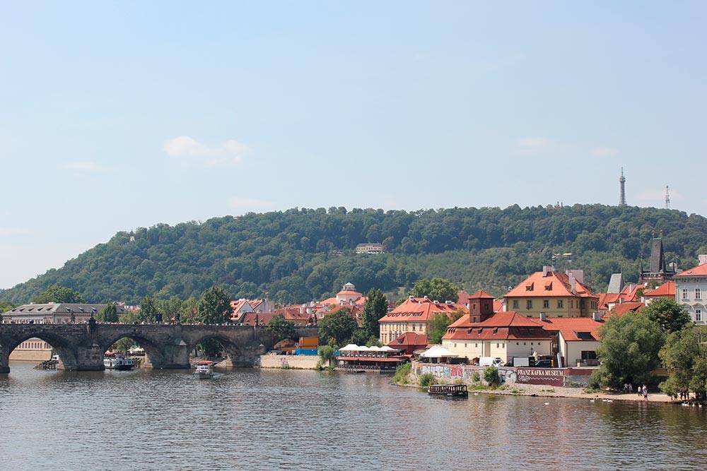 Средневековый Карлов мост — самый знаменитый из множества пражских мостов и один из символов Праги