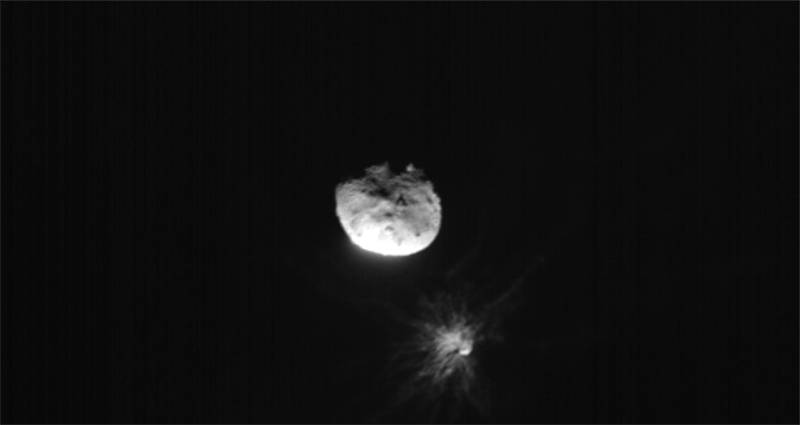 Большой астероид Дидим, а также его спутник Диморф в окружении пыли после удара. Источник: nasa.gov